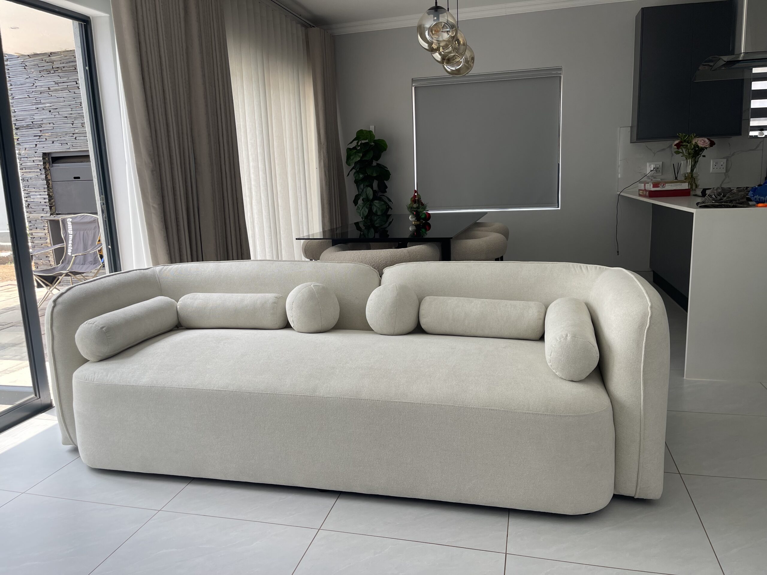 Felecia Couch - Image 3